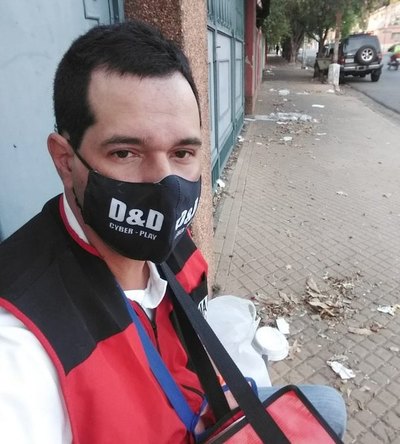 Crónica / Un periodista se hizo canillita para subsistir