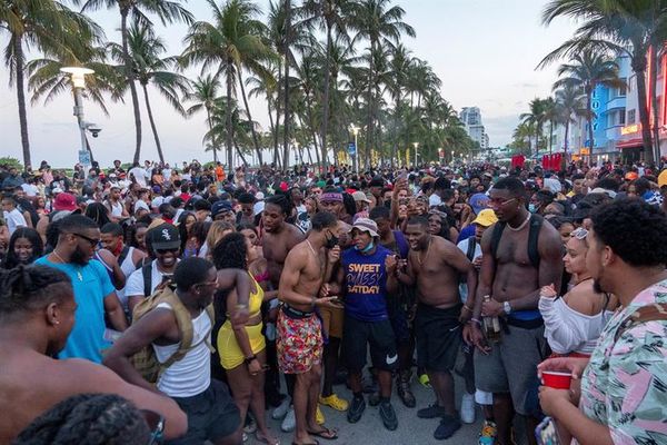 Los turistas en Miami Beach acatan el toque de queda y se van pacíficamente - Mundo - ABC Color
