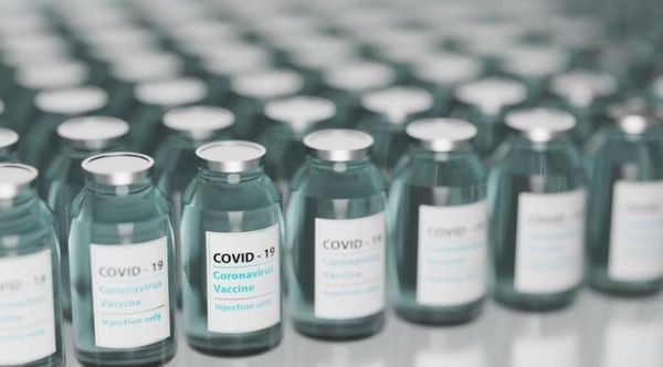 Vacunas de Pfizer y Moderna son efectivas en embarazadas y lactantes, según estudio
