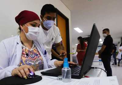 Equipo Económico autoriza contratar a 2.007 personales de salud | .::Agencia IP::.