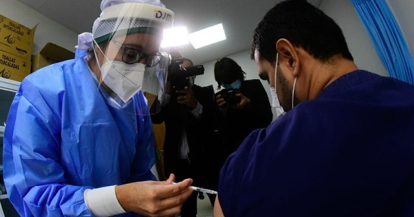 La Nación / No llegaron vacunas por Covax y representante de la OMS alegó problemas en la producción