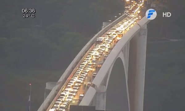 Interminable fila de vehículos sobre el puente de la Amistad - Telefuturo