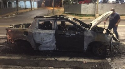 Ardió en llamas un carro en plena avenida y recién salido del mantenimiento