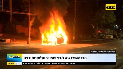 Automóvil se incendió por completo sobre la avenida Mariscal López - ABC Noticias - ABC Color