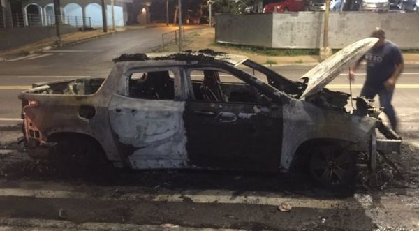 Se incendió en plena avenida un auto recién salido del mantenimiento