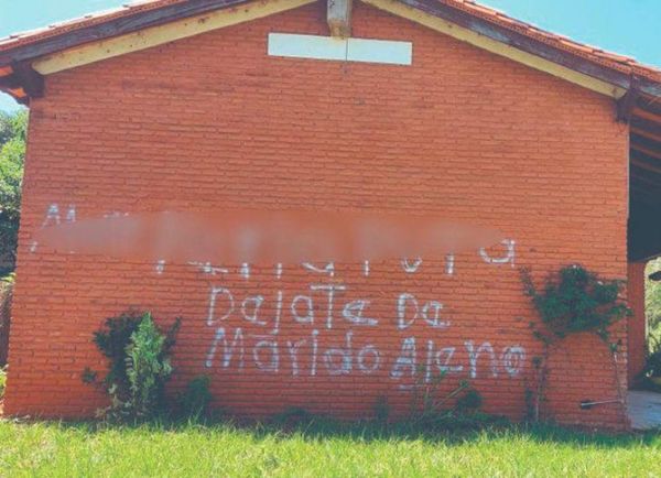 Celosa pintarrejeó colegio para decirle roba maridos a profe