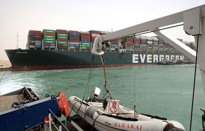 Canal de Suez sigue bloqueado: 230 buques comerciales esperan anclados - Mundo - ABC Color