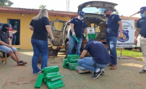 Un detenido y 136 panes de marihuana ocultas en el paragolpes