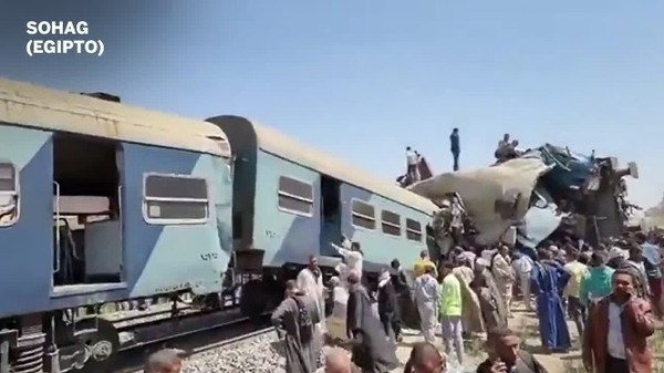 Al menos 32 muertos y 66 heridos en el choque de dos trenes al sur de Egipto | .::Agencia IP::.
