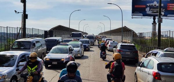 Fila en Puente De la Amistad es de personas que solo van hasta Foz, afirman - Nacionales - ABC Color