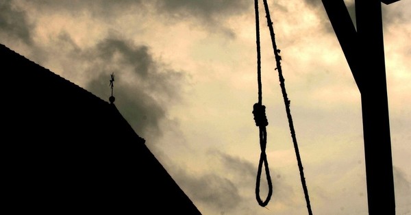 Mujer iraní acusada de matar a su esposo es ejecutada en la horca por su propia hija - SNT