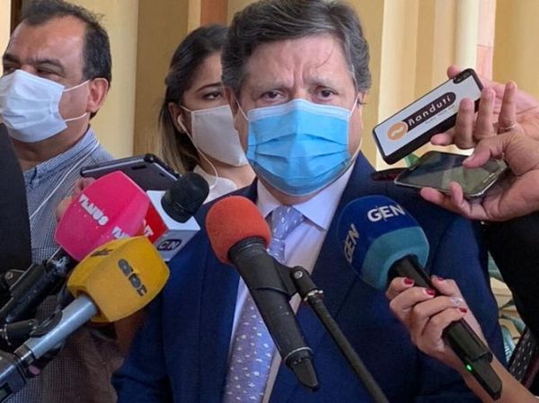 Acevedo confunde el apellido del representante de la OMS y lo llama “señor escroto”