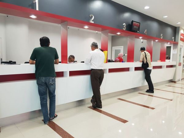 Atención del sistema financiero baja a 5 horas diarias y se agudiza la crisis por provisión de vacunas - MarketData