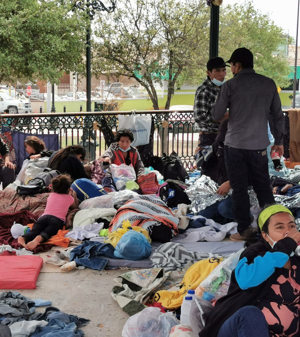 Migrantes deportados desde EEUU viven a la intemperie en el norte de México - MarketData