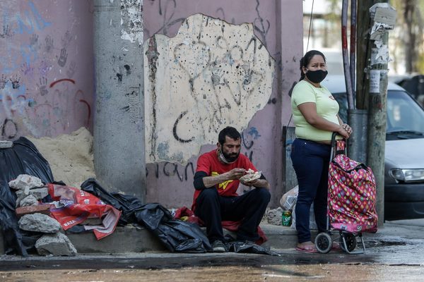 Unas 100.000 personas más quedan bajo la línea de la pobreza en Uruguay en 2020 - MarketData