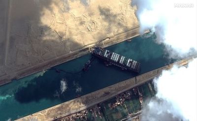 Fracasa primer intento de reflotar buque encallado en Canal de Suez - Mundo - ABC Color