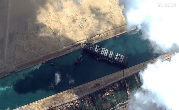 Fracasa primer intento de reflotar buque encallado en Canal de Suez - Mundo - ABC Color