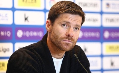 Xabi Alonso renueva su contrato con la Real por una temporada