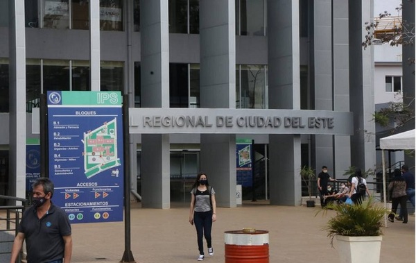 Neumólogo advierte que personas podrían comenzar a morir en pasillos de hospitales