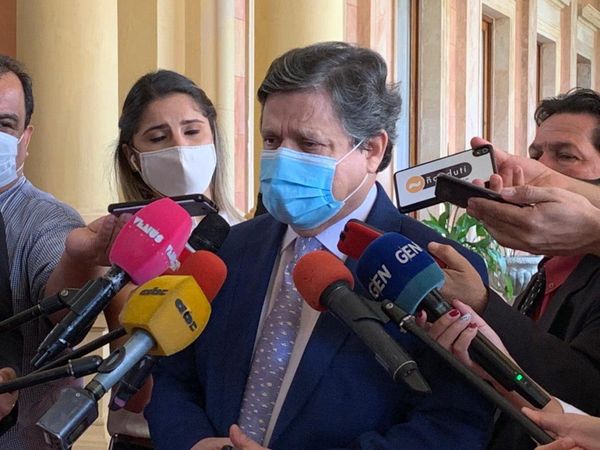 Buscan vacunar al total del personal de blanco para el 7 de abril