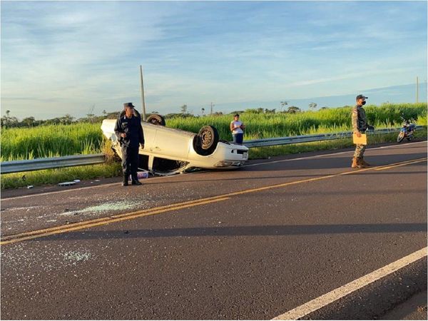 Adolescente fallece y otros quedan heridos tras vuelco de vehículo