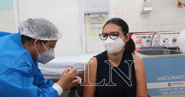 La Nación / “Se atrincheró con las vacunas”: reemplazan a encargada de vacunatorio de Clínicas