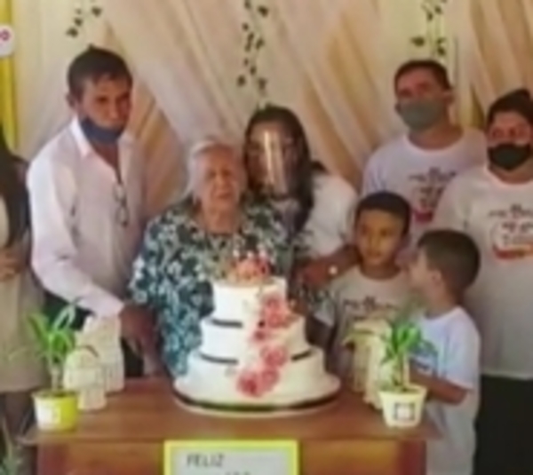 ¡Emotivo! Celebró sus 100 años con todo el protocolo de Salud - Paraguay.com