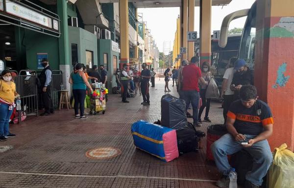 Viajeros se adelantan a nuevas restricciones y van rumbo al interior