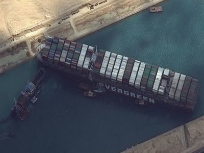 El canal de Suez sigue bloqueado por tercer día