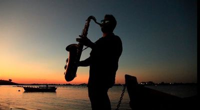 Capitan Jones propone un verano eterno con el videoclip de“Esta noche”