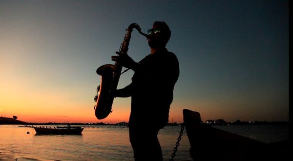Capitan Jones propone un verano eterno con el videoclip de“Esta noche”