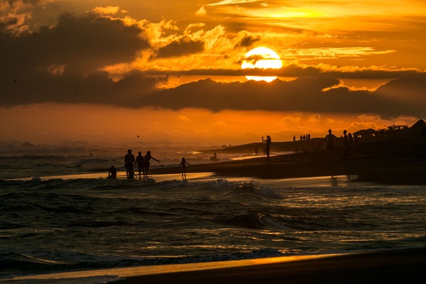 Guatemala ordena un límite de personas en la playa en Semana Santa por covid-19 - MarketData