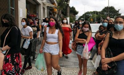 ¿Por qué cada vez hay más jóvenes que enferman de COVID-19 en Brasil? | Ñanduti