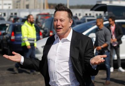 Elon Musk borró tuits en los que afirmaba que Tesla superará a Apple