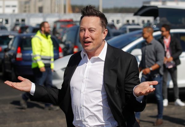 Elon Musk borró tuits en los que afirmaba que Tesla superará a Apple