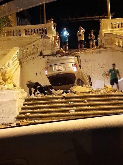 Según conductora, GPS le jugó una mala pasada y terminó con el auto volcado tras caer de escalinata - Nacionales - ABC Color