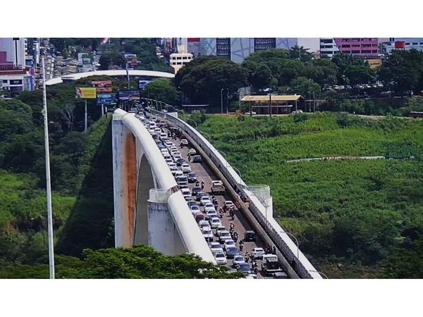 Gran circulación en el Puente de la Amistad, previa a la Semana Santa