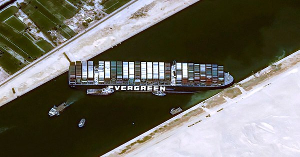 La Nación / Propietario del buque encallado en el Canal de Suez espera desbloqueo el sábado