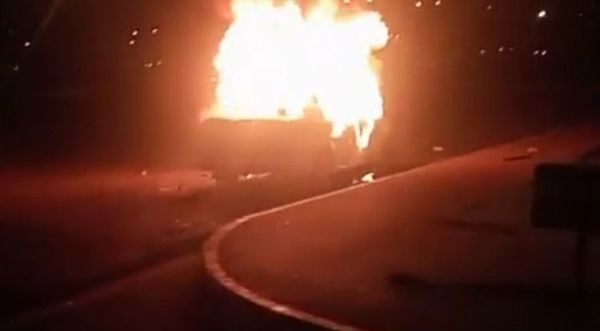 Vándalos quemaron patrullera y atacaron a automovilistas en Ciudad del Este