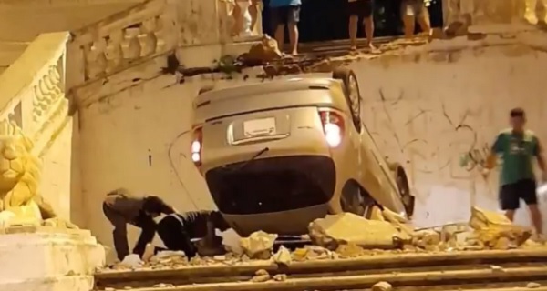 Automovilista cae de histórica escalinata y culpa al GPS