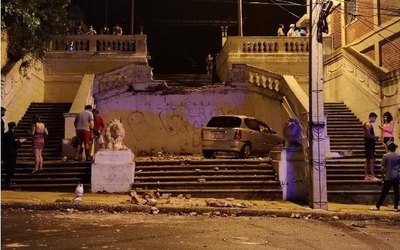 Crónica / ¡Y voló! por la Escalinata