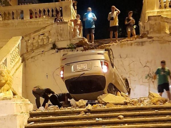 Vehículo vuelca en la Escalinata de Antequera por "error del GPS"