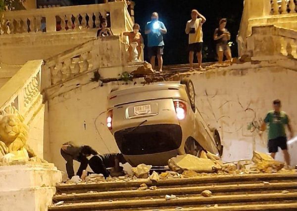 VEHÍCULO VUELCA EN LA ESCALINATA DE ANTEQUERA POR «ERROR DEL GPS»