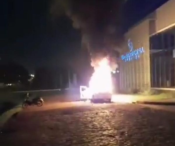 Incendian patrullera policial durante manifestación en CDE