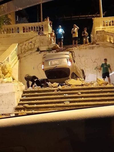 ¡Insólito! siguió su GPS y cayó por la escalinata con su vehículo | OnLivePy