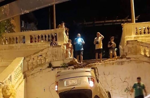 Diario HOY | Auto cayó de escalinata Antequera: “El GPS dice que podés pasar derecho”, alegó conductora
