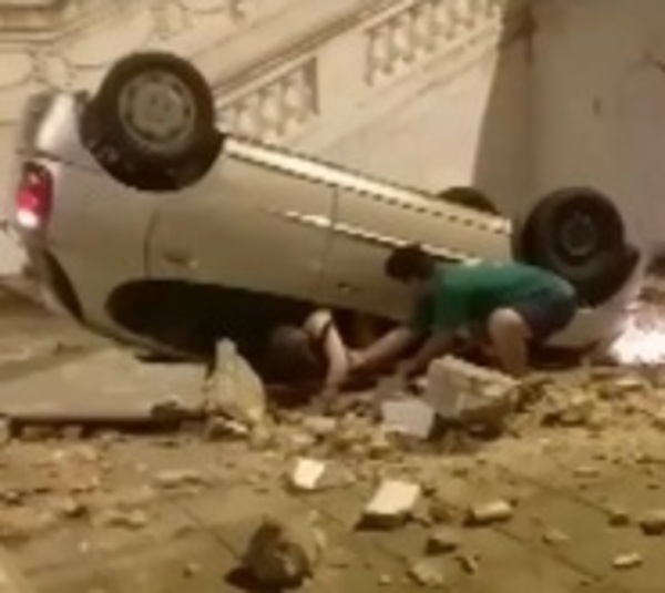 Auto cayó de escalinata en Asunción - Paraguay.com