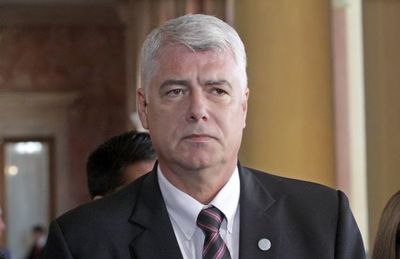 Wiens defiende seguro vip de US$ 12 millones y aplica “modo avión” a pasarela de oro