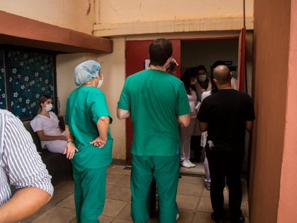 Vacunaron a oficinistas antes que a doctores