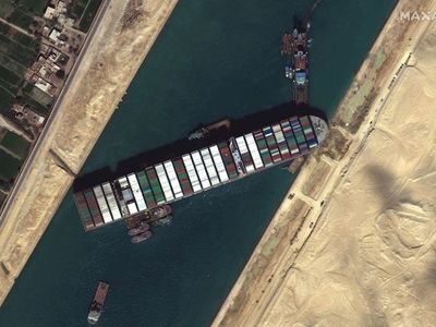 Jefe del canal de Suez admite que no sabe cuándo se desbloqueará